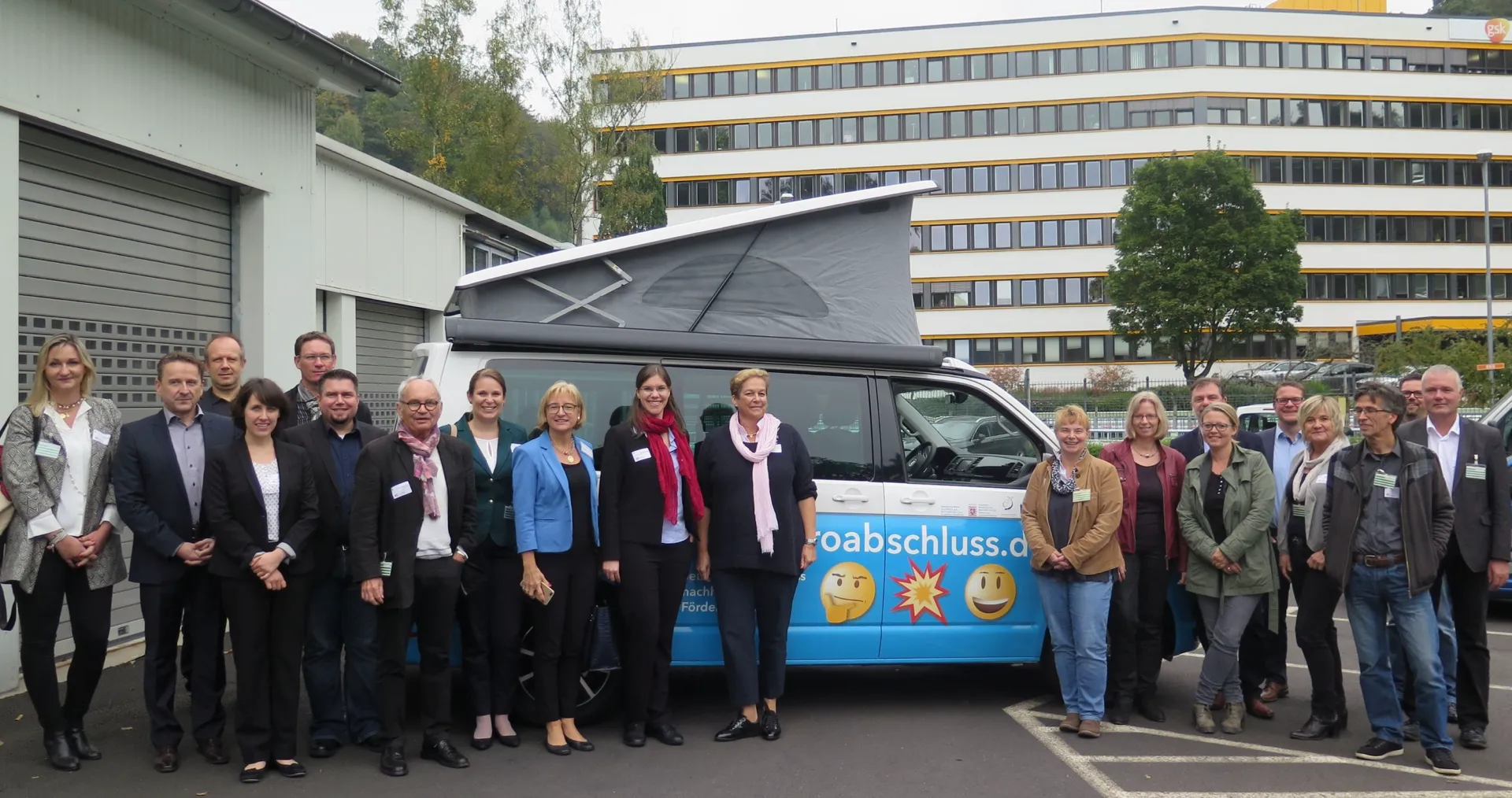 Vertreter der regionalen Bildungswirtschaft sowie die Weiterbildungsträger und Multiplikatoren des Landkreises Marburg-Biedenkopf haben diskutiert, wie Weiterbildungsträger ihre Angebote sowie öffentliche Fördermittel vermarkten können. Foto: Landkreis Marburg-Biedenkopf 